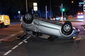 Polizei Hagen: POL-HA: Auto überschlägt sich bei Unfall - fünf Männer leicht verletzt