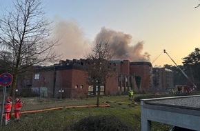 Kreisfeuerwehrverband Segeberg: FW-SE: Großfeuer in einem ehemaligen Hotel in Bad Bramstedt