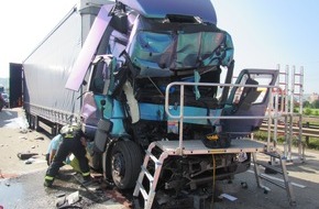 Verkehrsdirektion Mainz: POL-VDMZ: Vollsperrung der A 61 nach Unfall mit drei Sattelzügen, Fahrer lebensgefährlich verletzt