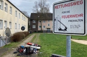 Feuerwehr Moers: FW Moers: Kellerbrand - Nachbarn bringen Familie über Leitern in Sicherheit