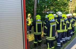 Feuerwehr Flotwedel: FW Flotwedel: Unklare Rauchentwicklung - Feuerwehr Sandlingen probt den Ernstfall