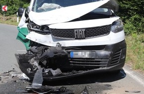 Kreispolizeibeh&ouml;rde H&ouml;xter: POL-HX: Verkehrsunfall auf Landstra&szlig;e - Zwei Personen verletzt