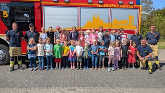 Feuerwehr Xanten: FW Xanten: Was tun wenn es brennt? - Kindergärten zu Besuch bei der Feuerwehr