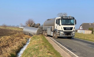 Polizeidirektion Flensburg: POL-FL: Weesby/L1 - Verkehrsunfallflucht, Milchlaster in Graben gefahren, Polizei sucht den Fahrer/die Fahrerin eines Transporters mit Anhänger