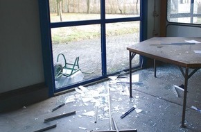 Polizei Minden-Lübbecke: POL-MI: Vandalen zertrümmern über 20 Fenster