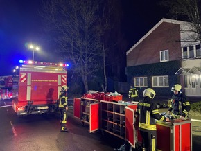 FW-AUR: Hinterhof-Garage brennt in der Nacht