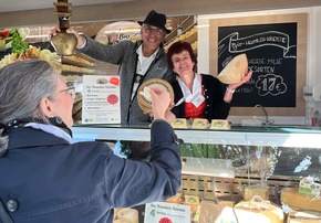 ​Tausende Menschen feiern mit der Bio-Schaukäserei Wiggensbach - Jubiläumsabend, Herbstmarkt und offene Türen zum 20-jährigen Bestehen