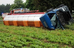 Polizei Minden-Lübbecke: POL-MI: Gefahrgut-Lkw stürzt auf die Seite