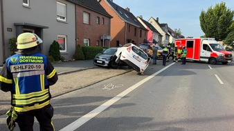 Feuerwehr Dortmund: FW-DO: PKW fährt auf parkendes Fahrzeug auf