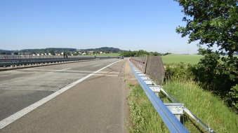 Polizeidirektion Kaiserslautern: POL-PDKL: Steinbrocken auf Autobahn abgelegt/Zeugen gesucht