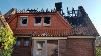 Polizeiinspektion Wilhelmshaven/Friesland: POL-WHV: Brand eines Einfamilienhauses in Jever (2 FOTOS) - Ursache unklar
