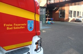 Freiwillige Feuerwehr Bad Salzuflen: FF Bad Salzuflen: Putzwagen brennt im Schulzentrum Aspe / Feuerwehr Bad Salzuflen ist mit rund 30 Einsatzkräften vor Ort. Verletzt wird niemand