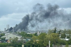 Feuerwehr Mülheim an der Ruhr: FW-MH: Brand in Mülheimer Chemiebetrieb und Paralleleinsatz bei Brand auf Friedhof. Großeinsatz für die Feuerwehr Mülheim.