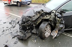 Kreispolizeibehörde Olpe: POL-OE: Pkw-Fahrer bei Kollision mit Radlader leicht verletzt