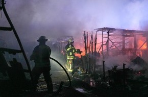 Feuerwehr Hagen: FW Hagen: Brand auf Campingplatz, Großeinsatz für Berufs- und Freiwillige Feuerwehr
