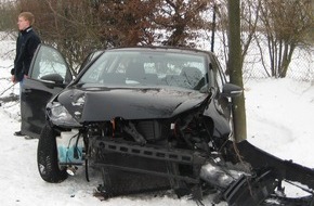 Polizeiinspektion Hameln-Pyrmont/Holzminden: POL-HOL: Der Winter fordert Tribut: Auf vereister Fahrbahn gegen Baum geprallt - PKW Totalschaden -