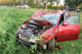 Kreispolizeibehörde Herford: POL-HF: Seat-Fahrer schleudert in Graben- Auto überschlägt sich