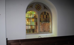 Kreispolizeibehörde Siegen-Wittgenstein: POL-SI: Einbruch in Kirche - Täter zerstörten wertvolles Antikglasfenster -#polsiwi