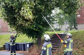Feuerwehr Wetter (Ruhr): FW-EN: Brennender Container in der Nacht und Gefahrenbaum