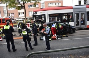 Feuerwehr Dortmund: FW-DO: 04.10.2021 - VERKEHRSUNFALL IN KÖRNE Zusammenstoß mit Straßenbahn