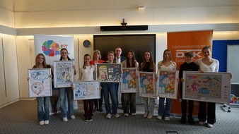 „bunt statt blau“: Geschwisterpaar aus Malente gewinnt Plakatwettbewerb in Schleswig-Holstein