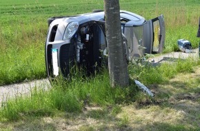 Polizeiinspektion Wilhelmshaven/Friesland: POL-WHV: Verkehrsunfall im Wangerland - Pkw prallte gegen einen Baum und blieb auf der Seite liegen (FOTO) - Lob an die Ersthelfer