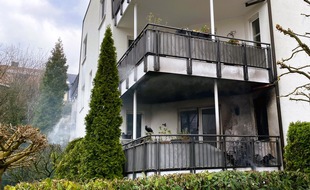 Feuerwehr Essen: FW-E: Brennender Balkon an einem Mehrfamilienhaus - Feuerwehr verhindert Brandausbreitung
