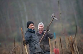 Bergwaldprojekt e.V.: Großer Pflanz-Tag in Thüngersheim: Fast 90 Freiwillige mit dem Bergwaldprojekt e.V. im Einsatz für den Wald der Zukunft