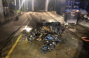 Freiwillige Feuerwehr Bedburg-Hau: FW-KLE: Brand eines Müllcontainers auf Betriebsgelände - Feuerwehr im nächtlichen Einsatz