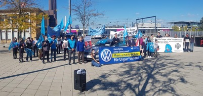 Menschenrechtsaktion in Wolfsburg: Volkswagen muss Xinjiang verlassen!