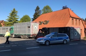 Polizeiinspektion Diepholz: POL-DH: --- Schweinetransporter in Asendorf umgekippt - Hoher Schaden bei Unfallflucht in Barnstorf ---