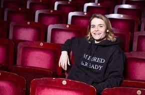 Wort & Bild Verlagsgruppe - Gesundheitsmeldungen: Hazel Brugger: "Ich würde mich gern dreiteilen" / Erst Akne, dann Schuppenflechte: Im Gespräch mit der "Apotheken Umschau" erklärt die Comedian, was Stress mit ihren Hautkrankheiten zu tun hat