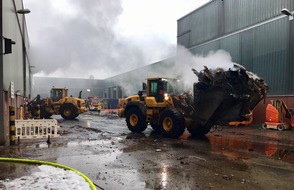 Feuerwehr Bochum: FW-BO: 3. Update zum Brand der Lagerhalle in Stahlhausen