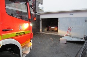 Feuerwehr Mülheim an der Ruhr: FW-MH: PKW fährt in geschlossene Garage - zwei leicht verletzte Personen #fwmh