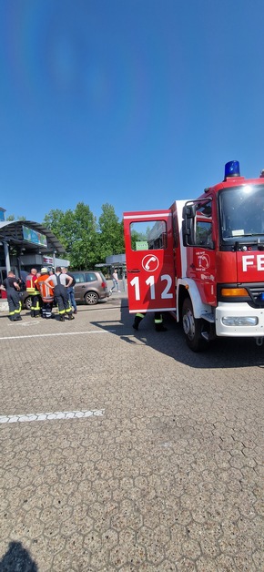 Freiwillige Feuerwehr Gemeinde Schiffdorf: FFW Schiffdorf: Qualm aus Motorraum sorgt für Einsatz der Feuerwehr