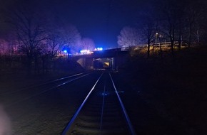 Kreisfeuerwehr Rotenburg (Wümme): FW-ROW: +++Schuppenbrand in Heeslingen+++Vermeintlicher Personunfall mit einem Zug+++
