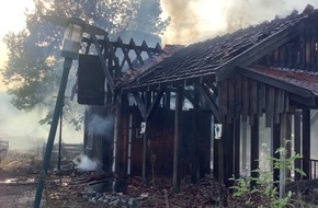Feuerwehr Oberhausen: FW-OB: Brand einer Holzhütte im Centro-Park - Einsatz dauert an