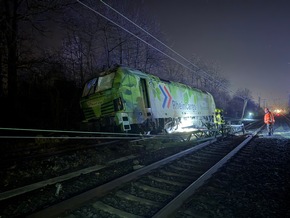 Feuerwehr MTK: Triebfahrzeug entgleist in Hattersheim - Feuerwehr dichtet undichten &Ouml;ltank ab