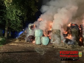 FW-RE: Erstmeldung: Brand von mehreren Strohballen auf einem landwirtschaftlichen Betrieb - Feuerwehr im Großeinsatz