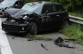 Polizei Bielefeld: POL-BI: Unfallflucht auf der Autobahn mit zwei verletzten Personen