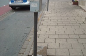 Polizeiinspektion Hameln-Pyrmont/Holzminden: POL-HOL: Holzminden - Bahnhofstraße: Wo Kräfte sinnlos walten...... -  Parkuhr aus der Verankerung losgerüttelt -