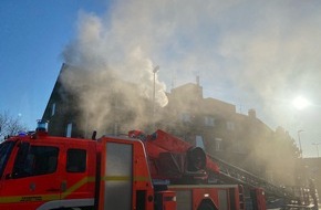 Feuerwehr Mülheim an der Ruhr: FW-MH: Feuerwehr löscht Brand in Dachgeschosswohnung