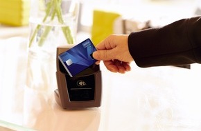 AirPlus International: AirPlus verkündet weltweit ersten erfolgreichen Einsatz von kontaktlosen biometrischen Bezahlkarten