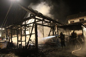 KFV-CW: Feuer zerstört eine Großgarage in Oberkollbach