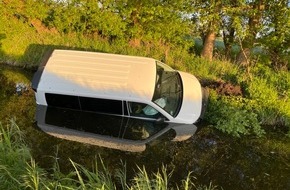 Polizeipräsidium Rostock: POL-HRO: Transporter kommt von A24 ab und landet im Graben