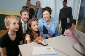 Microsoft Deutschland GmbH: Darmstadt wird Hauptstadt für Schlaumäuse: Bundesjustizministerin Zypries, Microsoft Deutschland, Porsche und PC-WARE statten 120 Kindergärten in Region Darmstadt mit Lernsoftware "Schlaumäuse" und PCs aus