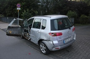 Kreispolizeibehörde Siegen-Wittgenstein: POL-SI: Lkw verschiebt geparkten Pkw bei Zusammenstoß fast 15 Meter und flüchtet - #pol-siwi