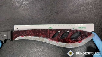 Bundespolizeidirektion Sankt Augustin: BPOL NRW: Mann mit Machete im ICE - Bundespolizei greift ein und stellt Messer sicher