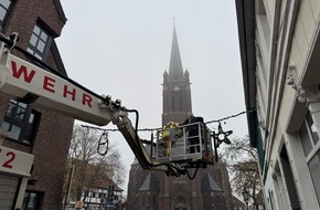 Freiwillige Feuerwehr Tönisvorst: FW Tönisvorst: Die Weihnachtsbeleuchtung in Vorst ist bereit. Die Freiwilligen Feuerwehr Tönisvorst unterstützt die Kolpingfamilie beim Aufhängen der Weihnachtsbeleuchtung im Vorster Ortskern.