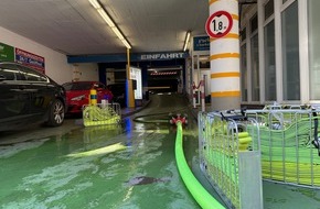 Feuerwehr Düsseldorf: FW-D: Feuer in einer Großgarage in der Innenstadt